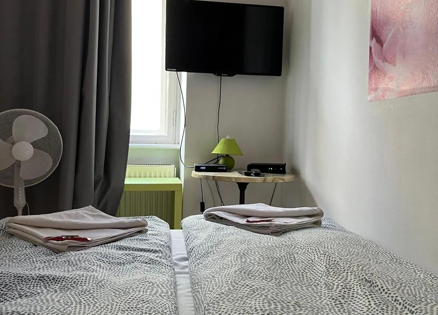 Spring Roses Downtown Boutique Hotel On The Famous Vaci Fashion Street Free Coffee, Tee Boedapest Appartement