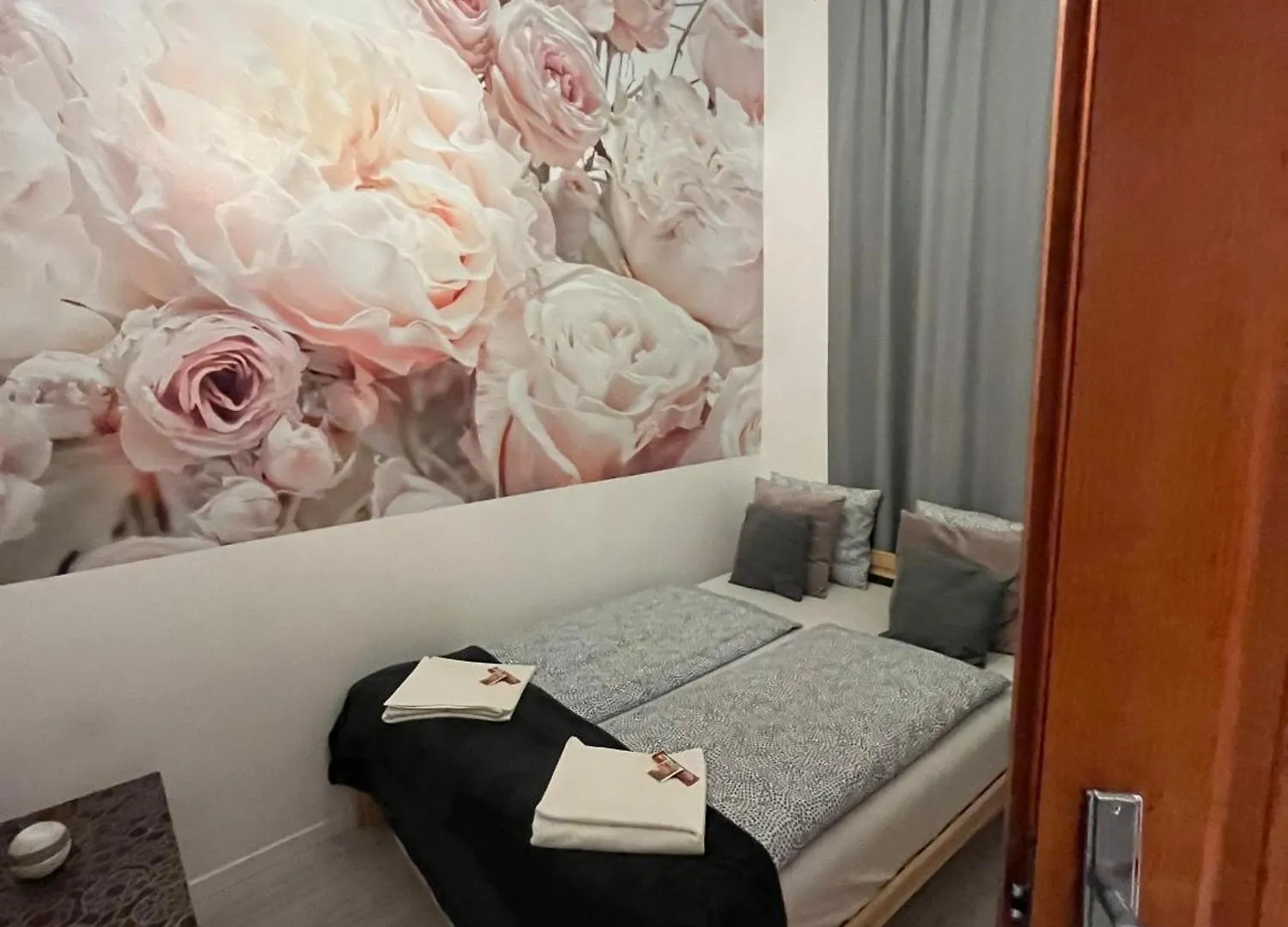 Spring Roses Downtown Boutique Hotel On The Famous Vaci Fashion Street Free Coffee, Teeの連絡先