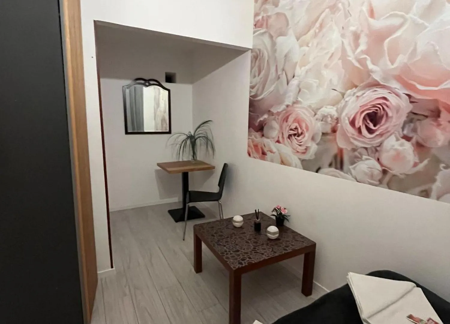 アパート Spring Roses Downtown Boutique Hotel On The Famous Vaci Fashion Street Free Coffee, Tee ブダペスト ハンガリー